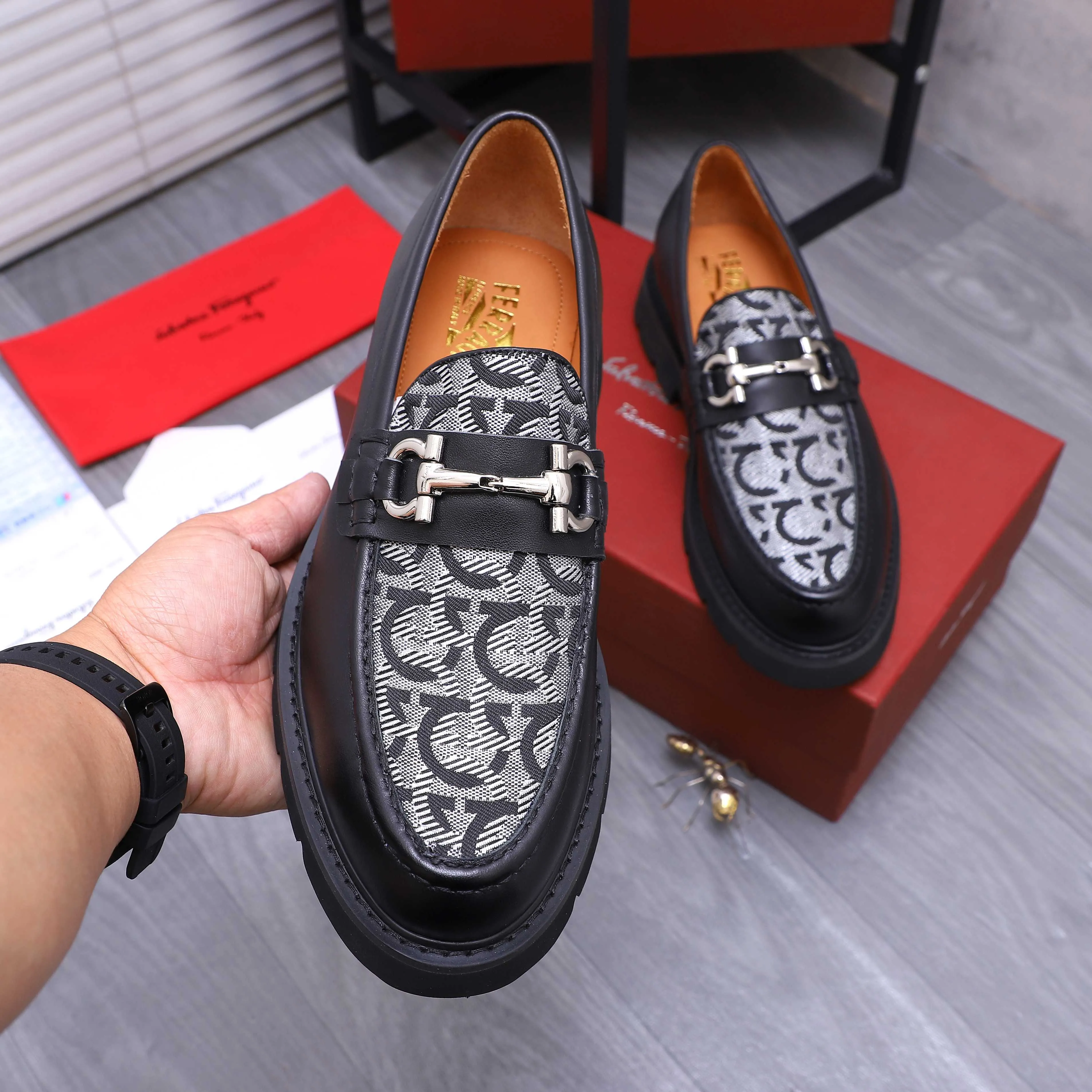 Men's shoes 💰680 Product trademark: Ferragamo " Ferragamo ] Business slip-on leather shoes Regular size: 39-44 (45 is custom-made and non-returnable) Product materials: Selected cowhide stitching woven upper, cowhide lining, original outsole